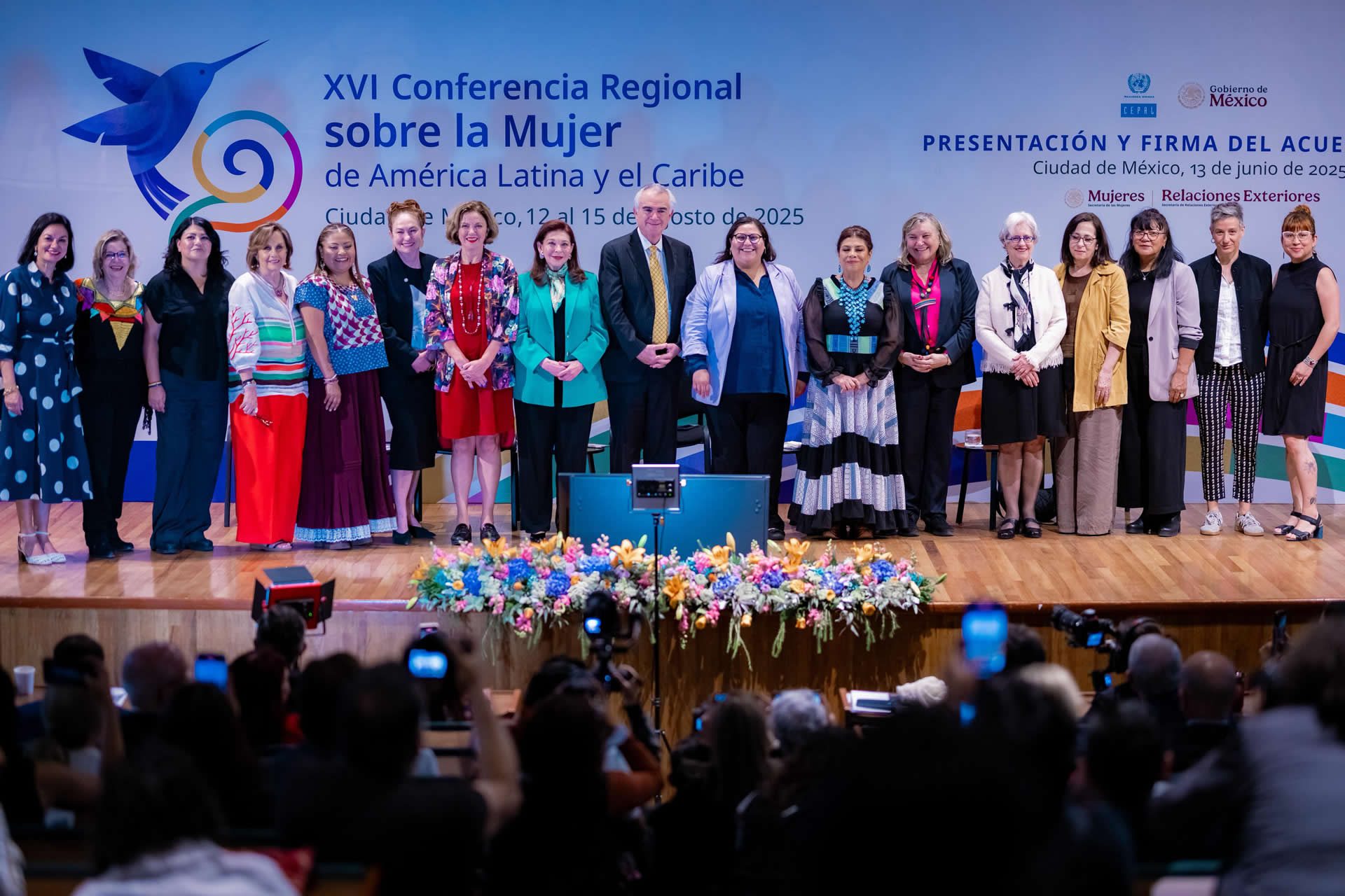 Autoridades de CEPAL y México en la firma del convenio