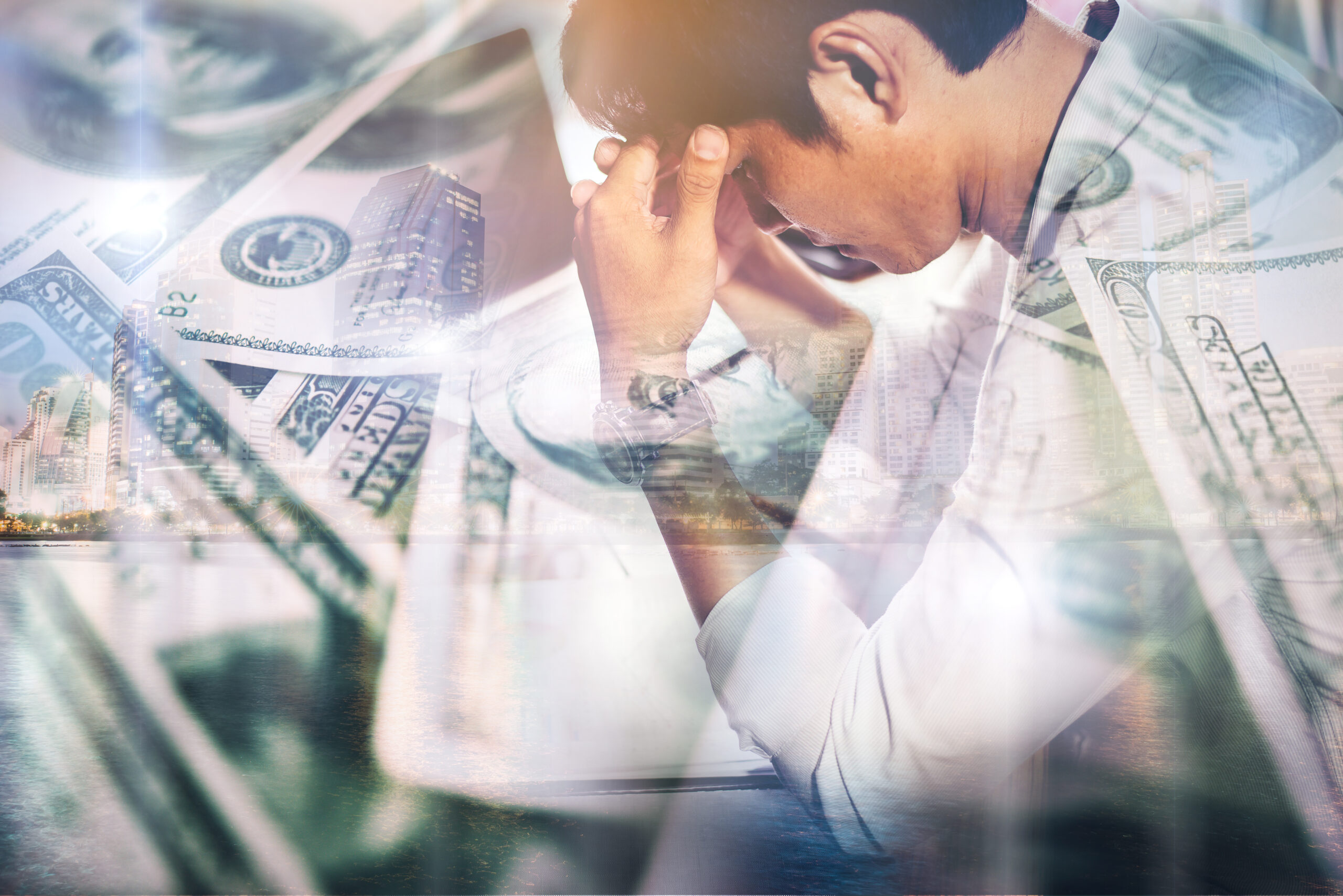 Usuario preocupado por sus finanzas