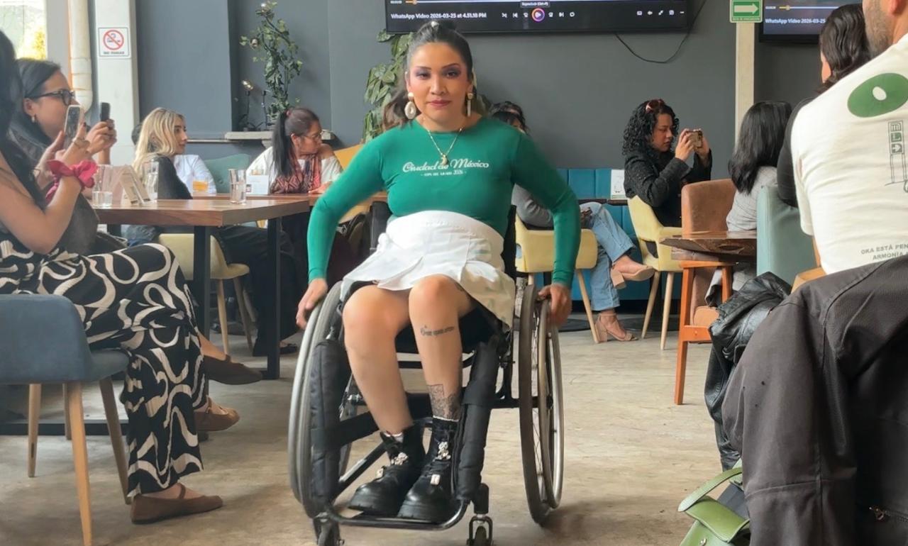 Mujer en silla de ruedas posa con prenda de futbol